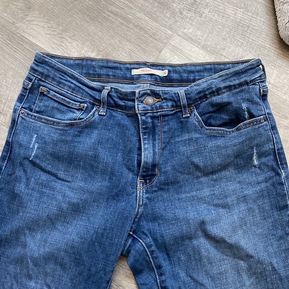 Womens Levi jeans - Picture 3 of 10